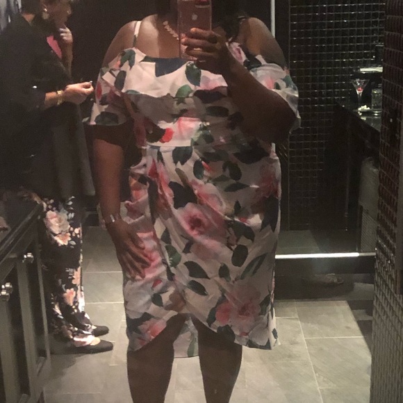 Floral dress. - Picture 2 of 5